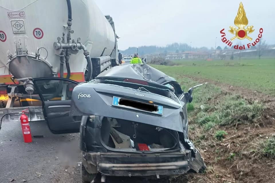 Almenno San Bartolomeo Frontale Fra Auto E Camion Uomo Perde La Vita