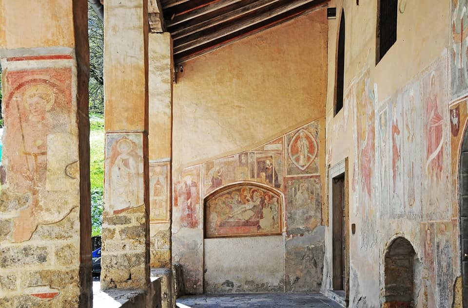 03. Portico Chiesa plebana Santa Brigida Sede mostra Carlo Ceresa Lungo le vie della cultura 1 - La Voce delle Valli