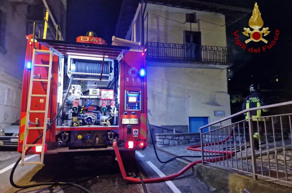 ubiale incendio vigili del fuoco 2 - La Voce delle Valli